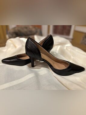 Kelly & Katie Black Pointed-Toe Mid-Heels